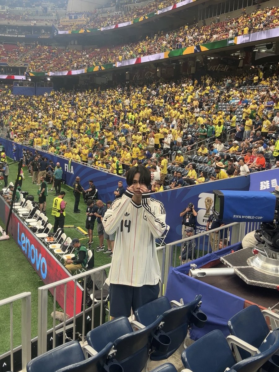 tsj000's tweet photo. W杯で日本がブラジルに4点も取られるのを小学生の時に見てサッカーを始めたので、あれから20年経ってこの場に居れてとても嬉しいです
僕の代わりにブラジルを倒してください、頑張れ！ https://t.co/71N5uEOnKY