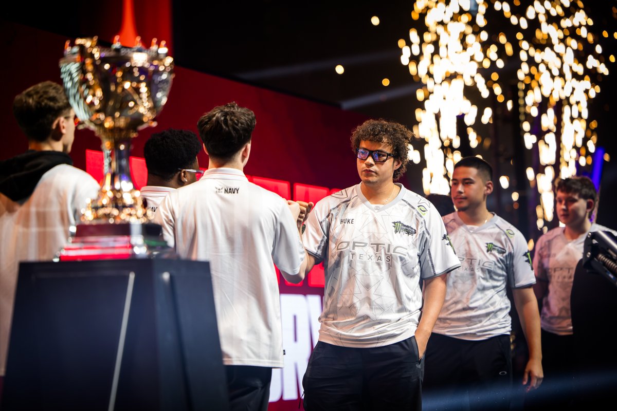 CODLeague's tweet photo. Truly a weekend to remember 🇫🇷📸 https://t.co/N1bnVYOKX8