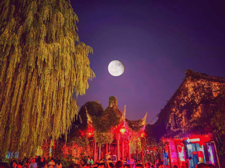 DeZileR's tweet photo. Light up the night, pass the lanterns, may every wish glow bright under the Mid-Autumn full moon https://t.co/oyQRSC46Aa