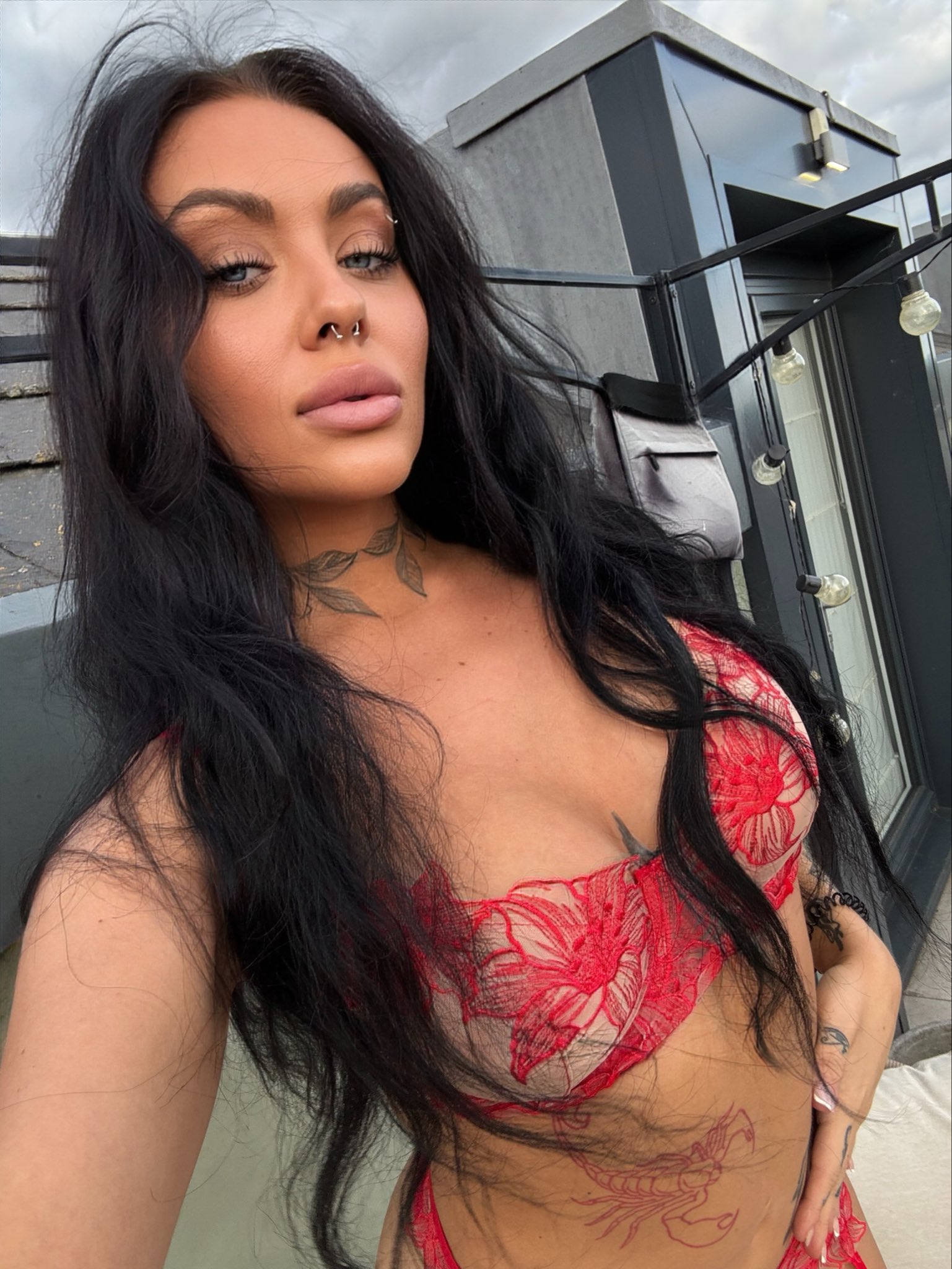 1 pic. who’s coming to fk me on the balcony?? https://t.co/0M2eXLAO62