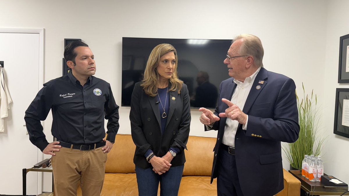 RepMariaSalazar's tweet photo. Una vez más, el sur de la Florida demuestra que cuando nuestros hermanos nos necesitan, siempre responde.

Hoy visité uno de los principales centros de acopio de ayuda humanitaria para Venezuela, y pude ver de primera mano cómo cientos de voluntarios y miembros de nuestra comunidad trabajan sin descanso para preparar alimentos, medicinas y suministros que llegarán a las familias afectadas por los devastadores terremotos.

Gracias a cada persona que ha donado su tiempo, su esfuerzo y su corazón para ayudar a quienes hoy lo han perdido todo.

Venezuela no está sola.
