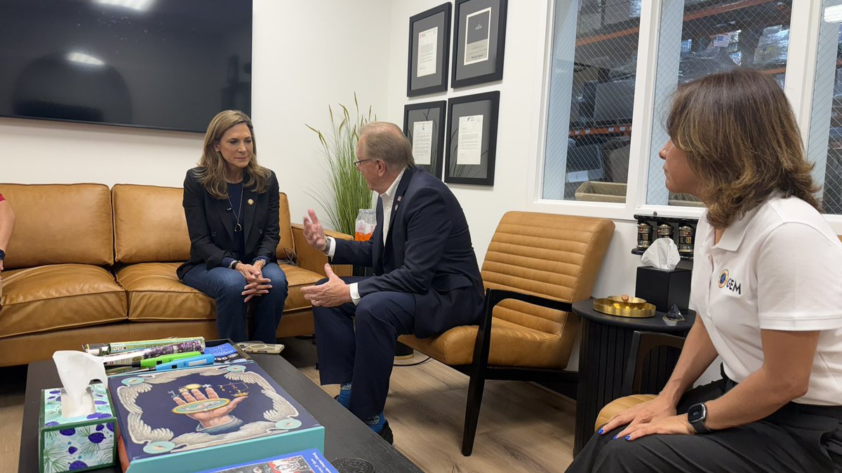 RepMariaSalazar's tweet photo. Una vez más, el sur de la Florida demuestra que cuando nuestros hermanos nos necesitan, siempre responde.

Hoy visité uno de los principales centros de acopio de ayuda humanitaria para Venezuela, y pude ver de primera mano cómo cientos de voluntarios y miembros de nuestra comunidad trabajan sin descanso para preparar alimentos, medicinas y suministros que llegarán a las familias afectadas por los devastadores terremotos.

Gracias a cada persona que ha donado su tiempo, su esfuerzo y su corazón para ayudar a quienes hoy lo han perdido todo.

Venezuela no está sola.