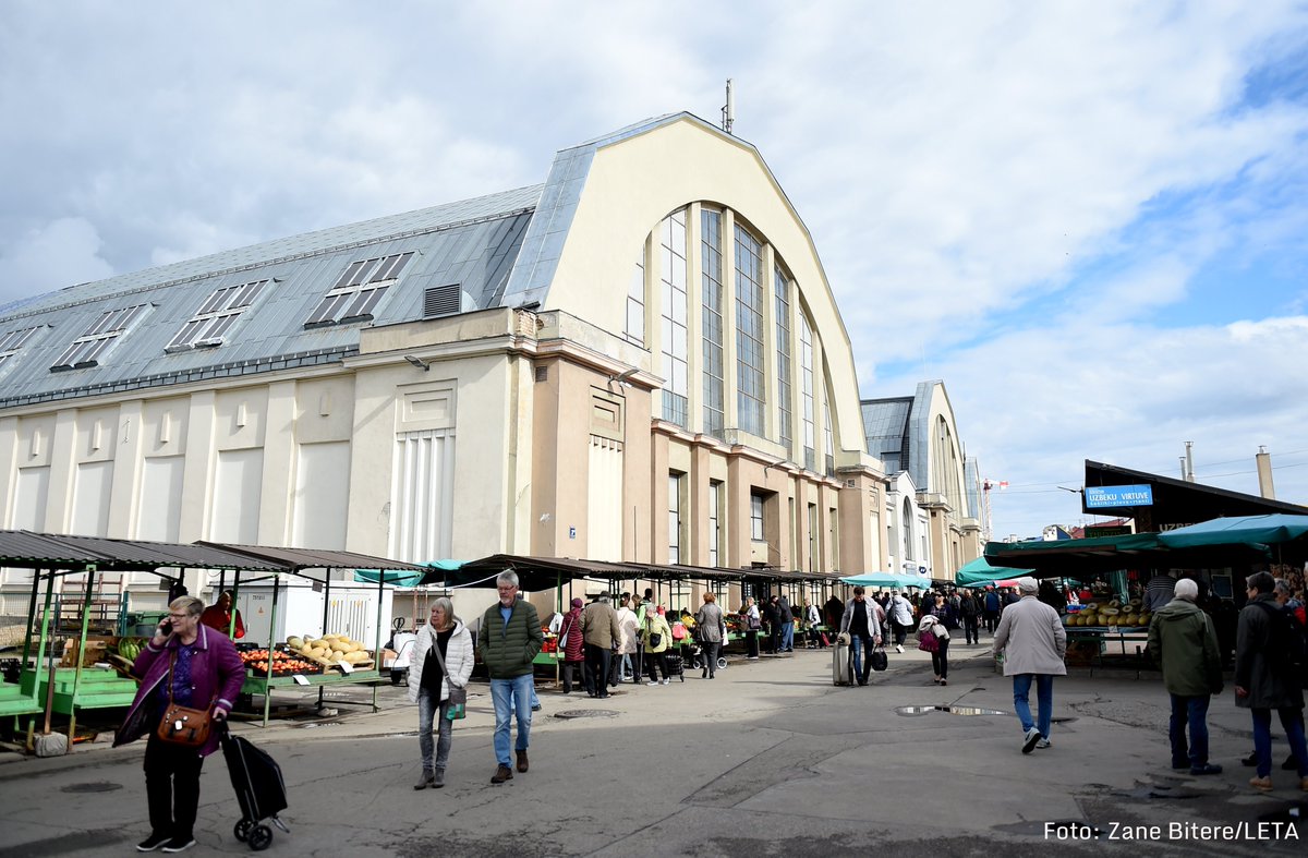 ltvzinas's tweet photo. Rīgas Centrāltirgus gaļas paviljona krīzes dēļ no amata atkāpusies "Rīgas namu" padome, aģentūra LETA uzzināja Rīgas domē.

Pilsētas izpilddirektors Jānis Lange saņēmis abu "Rīgas namu" padomes locekļu iesniegumus par atkāpšanos no amata no 30. jūnija. Izpilddirektors pieņēmis lēmumu no 1. jūlija iecelt uzņēmuma padomē kā pagaidu locekļus Imantu Paeglīti un Rodžeru Grigali.