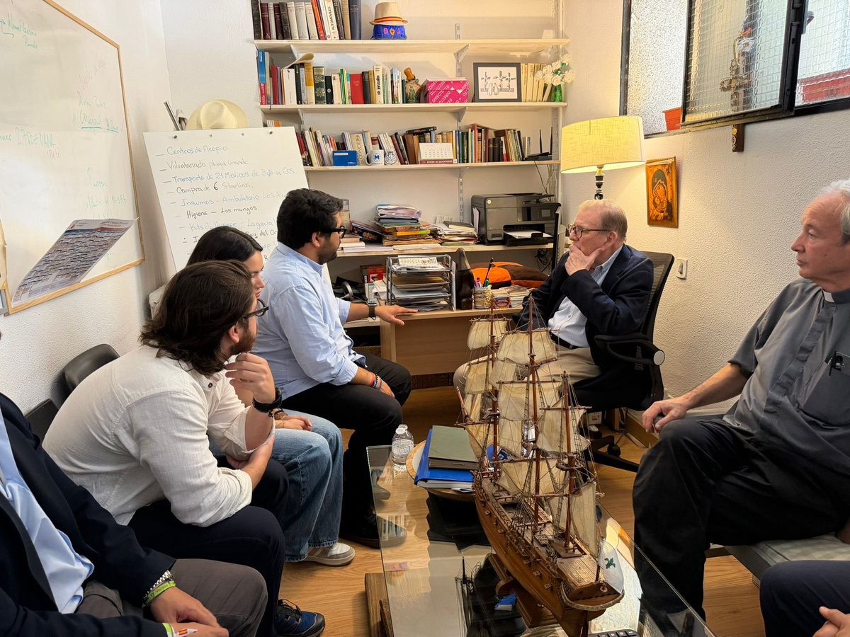 EdmundoGU's tweet photo. Visité la Fundación Talento 58 y la Parroquia Santa Elena Madrid para entender mejor por qué, ante una catástrofe como la que vive Venezuela, las organizaciones humanitarias hacen un llamado a realizar donaciones económicas.

La respuesta tiene que ver con la eficacia de la ayuda.

Cuando los recursos son administrados por organizaciones confiables, con presencia en el terreno, redes locales y mecanismos de transparencia y rendición de cuentas, es posible:
• responder con mayor rapidez a las necesidades más urgentes;
• evaluar de forma permanente qué requiere cada comunidad;
• realizar entregas inteligentes y distribuir la ayuda a lo largo del tiempo;
• adquirir alimentos, agua, medicamentos y otros insumos donde realmente hacen falta, fortaleciendo además la capacidad de respuesta local;
• crear fondos para las siguientes fases de la emergencia y la recuperación;
• coordinar la respuesta con quienes ya trabajan sobre el terreno, evitando duplicidades y llegando a más personas.

En una emergencia, donar importa. Pero donar a organizaciones con presencia en el terreno, capacidad para trabajar en red y compromiso con la transparencia puede marcar la diferencia entre una ayuda que llega y una ayuda que realmente salva vidas.

Mi reconocimiento a la Fundación Talento 58, a la Parroquia Santa Elena Madrid y a todas las organizaciones, comunidades y voluntarios que están convirtiendo la solidaridad en una respuesta humanitaria efectiva para Venezuela.