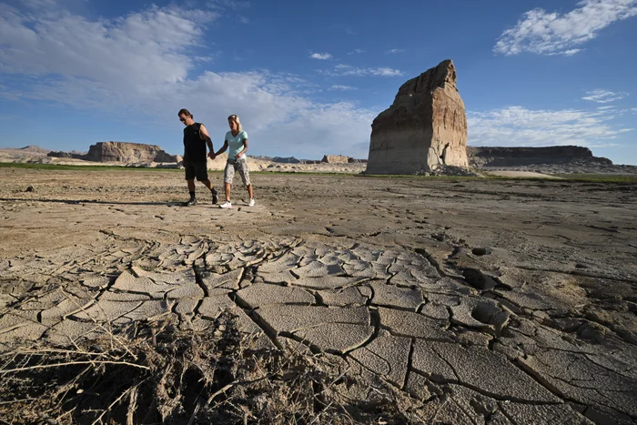 CuriosityonX's tweet photo. 🚨: Almost every single state in the u.s. is now in drought https://t.co/KcJwADMUr3