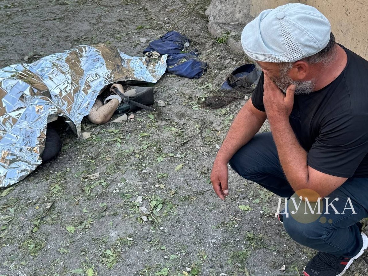 UkrainianAna's tweet photo. After today's russian strike with an aviation bomb 10+ were injured.
One woman was killed.
She attended graduation ceremony.
You can see the blue hat and mantel she was carrying.
Just walking.
2 more people are gravely injured and are fighting for their lives. https://t.co/kX8POV77pf