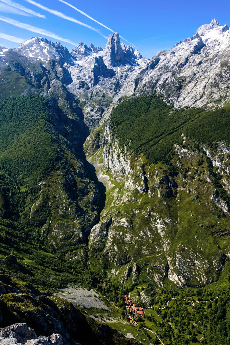 digimaps's tweet photo. Me llega esta foto que no tengo ni idea de quién es, pero... ¿Cómo no compartirla? 😍 El pueblo de Bulnes a los pies de su Picu. https://t.co/v8bSXDBLLU