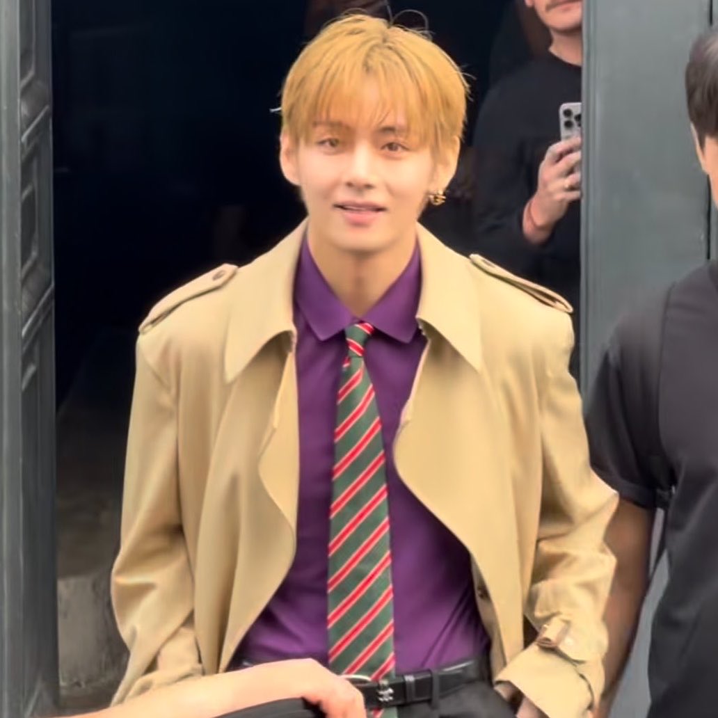 bebegimjeongguk's tweet photo. bu kadar çok benziyor oluşlarına mı güleyim yoksa taehyung’un nick olduğunun farkında oluşuna mı SKFKSKDJDK😭 https://t.co/WUF54jVkuy
