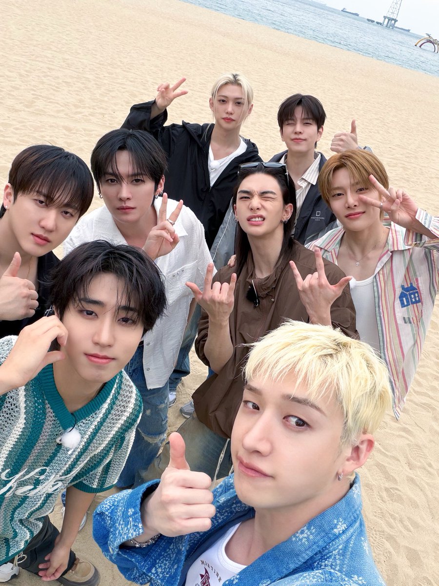 EFGHYUNJIN's tweet photo. 100th episodes, countless memories, and we’re still writing new stories together. 😉
#StrayKidsCode #100Episodes https://t.co/6gyRfNd1RA