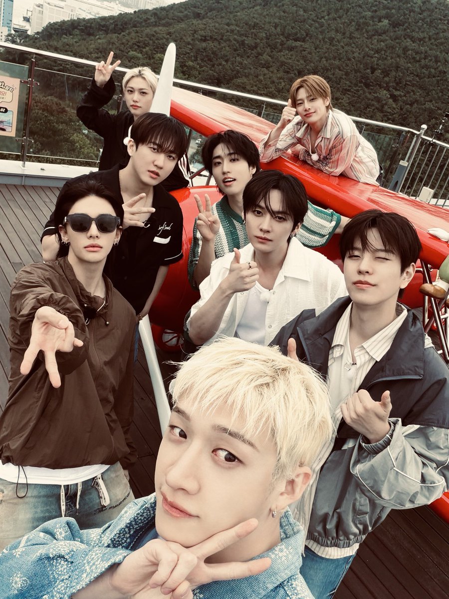 EFGHYUNJIN's tweet photo. 100th episodes, countless memories, and we’re still writing new stories together. 😉
#StrayKidsCode #100Episodes https://t.co/6gyRfNd1RA