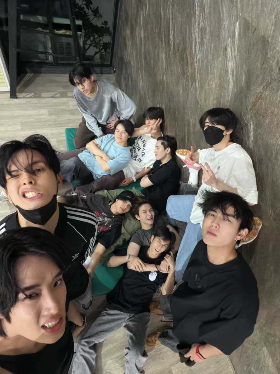 BUS_SONRAY's tweet photo. BEFORE : พร้อมลุย 🔥           AFTER : พร้อมนอน 🛌

ป.ล. ลูกพี่เน็กซ์แอบติดภารกิจคับผม (คิดถึงน้า กลับมาได้แล้ว)

#BUS_LIGHTASONE
#BUSbecauseofyouishine https://t.co/pHUke83P5v