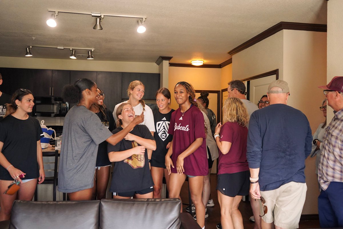 TexasStateVball's tweet photo. Welcome home, freshmen ❤️

Our newest Bobcats have officially arrived in San Marcos! 😻

#EatEmUp https://t.co/gJGC7QJ651