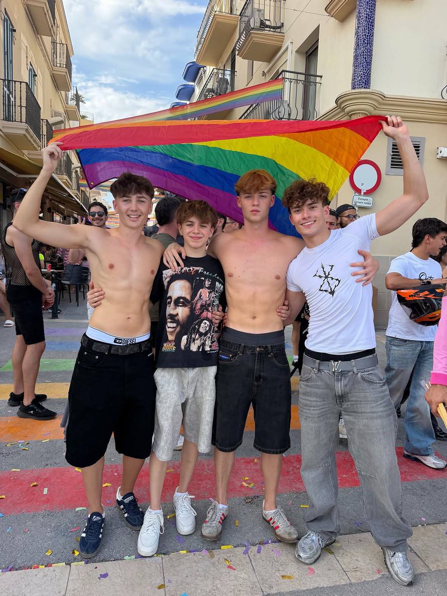 twinkcoupleboy's tweet photo. Happy Pride 🌈 https://t.co/8Nfht5BVBE