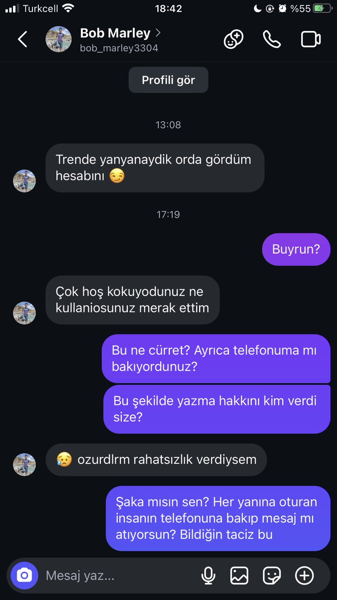 iremmauu's tweet photo. Şimdi size dün başımdan geçen olayı ve bugün yaşadığım şoku anlatmak istiyorum.
Dün Konya'dan Kocaeli'ne #TCDD'nin 16.39 seferiyle döndüm. Bilet bulmakta zorlandığım için mecburen erkek yanı bir koltuk almak zorunda kaldım.

Trene bindiğim andan itibaren yanımda oturan kişinin tavırlarından rahatsız oldum. Yaklaşık 4 saat süren yolculuk boyunca kulaklığımla müzik dinledim ve telefonumla ilgilendim. Sürekli beni izlediğini hissediyordum. Rahatsızlığımı belli etmek için telefonumu, kollarımı ve baktığı noktaları elimden geldiğince kapatmaya çalıştım. 

O gün üzerimde son derece normal bir kıyafet vardı; tişört ve bol bir kot pantolon giyiyordum. Bunu özellikle belirtmek istiyorum çünkü hiçbir kadının kıyafeti, bir yabancının onu rahatsız etmesini haklı çıkarmaz.
Eve geldiğimde ise büyük bir şok yaşadım. Trende yanımda oturan kişi beni Instagram üzerinden bulmuş ve mesaj atmıştı.