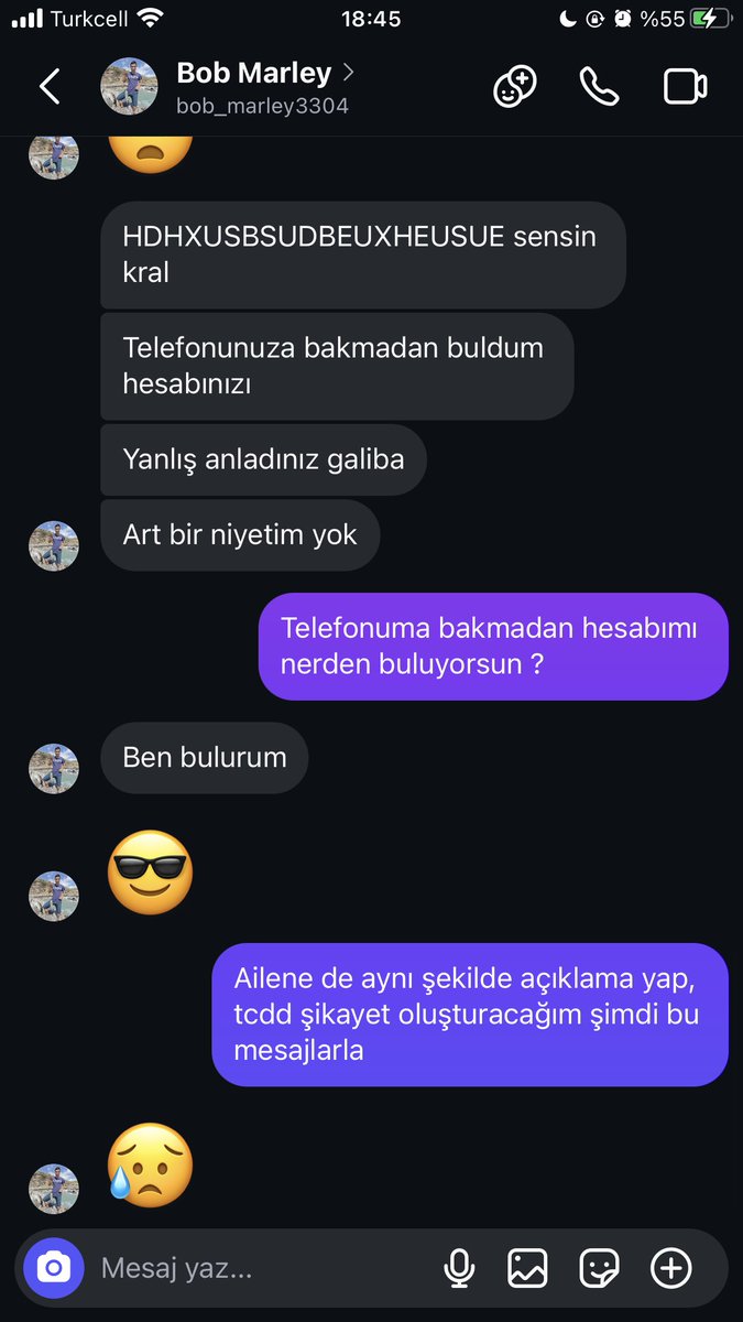 iremmauu's tweet photo. İlk mesajında "Trende yan yanaydık, orada gördüm hesabını 😉" dedi. Daha sonra ise "Çok hoş kokuyordunuz, ne kullanıyorsunuz merak ettim." diye yazdı.
Ben bu durumdan rahatsız olduğumu açıkça ifade ettiğimde önce özür diledi. Ardından telefonuma bakmadığını, hesabımı kendi bulduğunu söyledi. Ancak bunu nasıl yaptığını açıklayamadı ve "Ben bulurum." diyerek geçiştirdi.