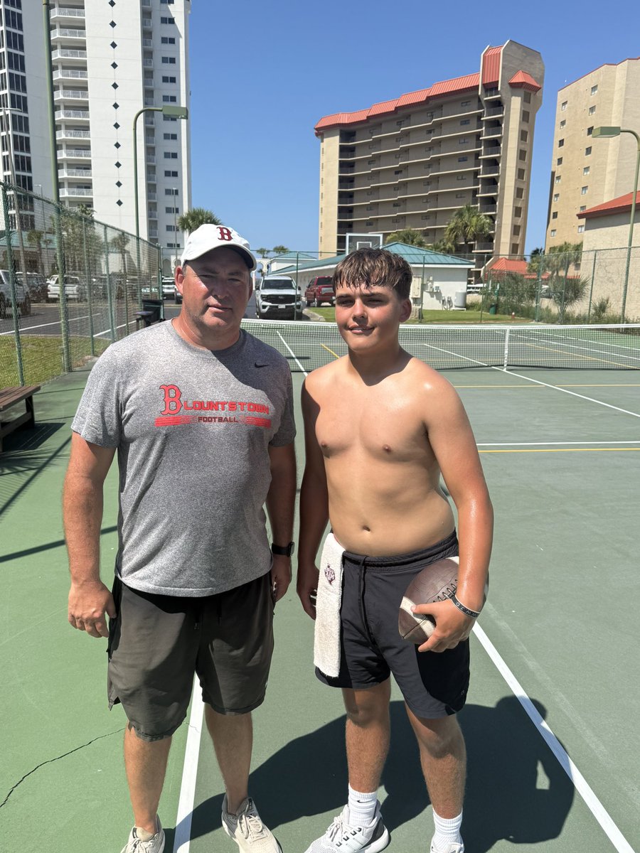 bradwaggoner10's tweet photo. No Days OFF..  Everyday is an opportunity to work and try to be better than yesterday. #OutWorkEverybody 🐅 🏈  @raisingchamps_ @HallTechSports1 @Marshalltrainco @AlPopsFootball @BrandonHuffman @PrepRedzoneFL @RustyMansell_ @therealkwat @QB_CoachColeman @dtagovailoa https://t.co/kblUIFoHVr