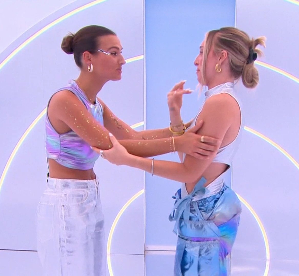 okayyy0210's tweet photo. on en parle comment Lou a été adorable avec Oceane dans le sas mimiii 🥹 #secretstory https://t.co/T9e6Ech2LP