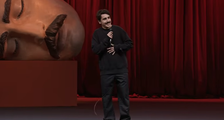 ZaferArapkirli's tweet photo. SİZ DE SÖYLEYİN...

Stand-up'çı çocuk (Deniz Göktaş) çıkmış,  meydanda olabildiğince açık biçimde herşeyi konuşmuş. Keskin zekâ ürünü esprilerle, üstelik tamamen yasal ve ahlaki sınırlar içinde kalarak (faşistler için o sınırlar tabii ki farklıdır) her tarafa gerekli iğneleri batırmış. 

5 gündür yayında olan kayıt, şu an 6 milyonu aşkın bir izlemeye ulaşmış. 5 gün sonra 2 katına filan çıkması şaşırtıcı olmaz. Alır başını gider. 

Bu, "Helal olsun be... Benim söyleyemediklerimi söylemiş çocuk. Ağzına sağlık..." duygusunun tezahürüdür. 

Ama artık, "hepimizin söylemesi" zamanı gelmedi mi? Her kesimden, herkesin. İşi hep "yürekli stand-up'çıya, gözü kara gazeteciye, mangal yürekli sendika liderine, yiğit akademisyene, onurlu çevre eylemcisi köylü kadına" bırakmayın artık. 

Deniz'i yalnız bırakmayalım. 
Artık "ölü taklidi" yapmayalım. 
Açın ağzınızı. 
Açalım.