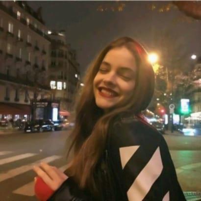popefrxecs31f's tweet photo. Brand me as the girl who brings old-world charm and new-world chaos in every selfie. 🍁 💎 👑 🔥 https://t.co/c4SndxC56j