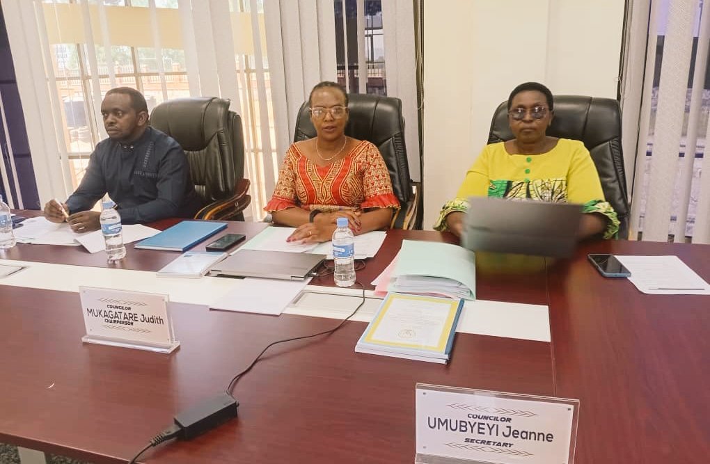 NyanzaDistrict's tweet photo. Inama Njyanama yateranye uyu munsi, yemeje ingengo y'imari ya 2026-2027 ingana na Miliyari mirongo itatu n'umunani, miliyoni magana cyenda na mirongo irindwi n'eshanu, ibihumbi magana atandatu na mirongo irindwi na bitatu, magana atandatu na mirongo icyenda (38,975,673,690 FRW). https://t.co/74MEGyqxNM