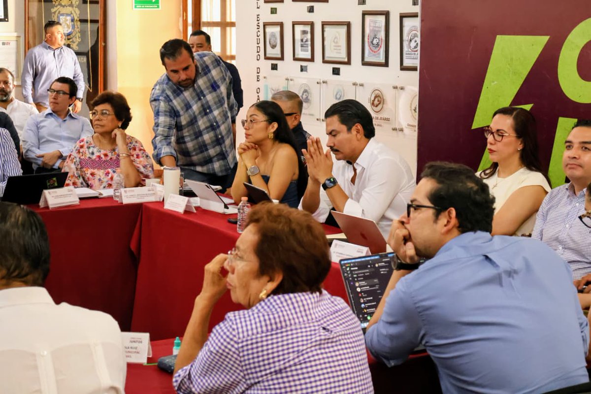 SDGYTOJ's tweet photo. Iniciamos la semana participando en la reunión de gabinete encabezada por el presidentel, Ray Chagoya, donde revisamos los avances de las acciones emprendidas, evaluamos resultados y fortalecimos la coordinación entre las distintas áreas del Gobierno Municipal.

#CiudadLimpia https://t.co/klQFVgDwyh