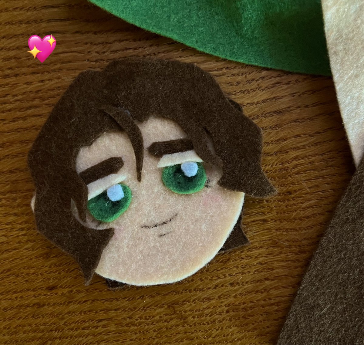 mydearaurelie's tweet photo. chill little rogi made out of felt, he is half appil tall https://t.co/I82gcISv6s