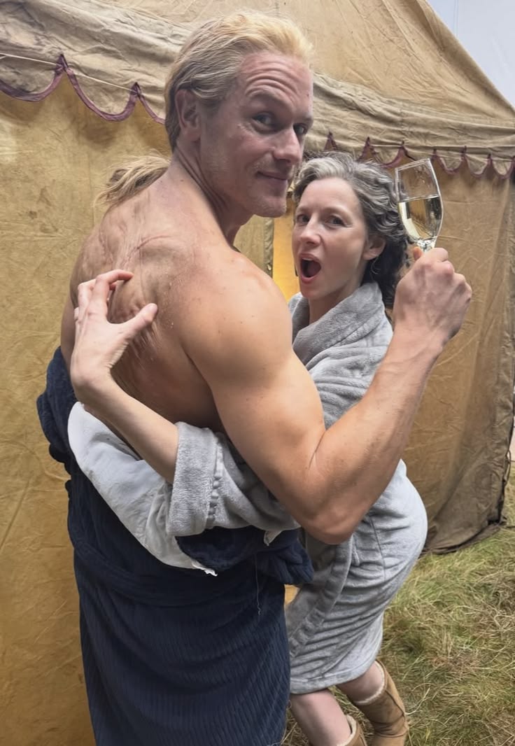 point_blank1959's tweet photo. Jamie in make-up. With Wendy Birdmua or Caitriona, touching him playfully (Caitriona) or businesswise (Wendy). #SamHeughan #CaitrionaBalfe #wendykempforbes #outlanderbts https://t.co/xaEOEH152p