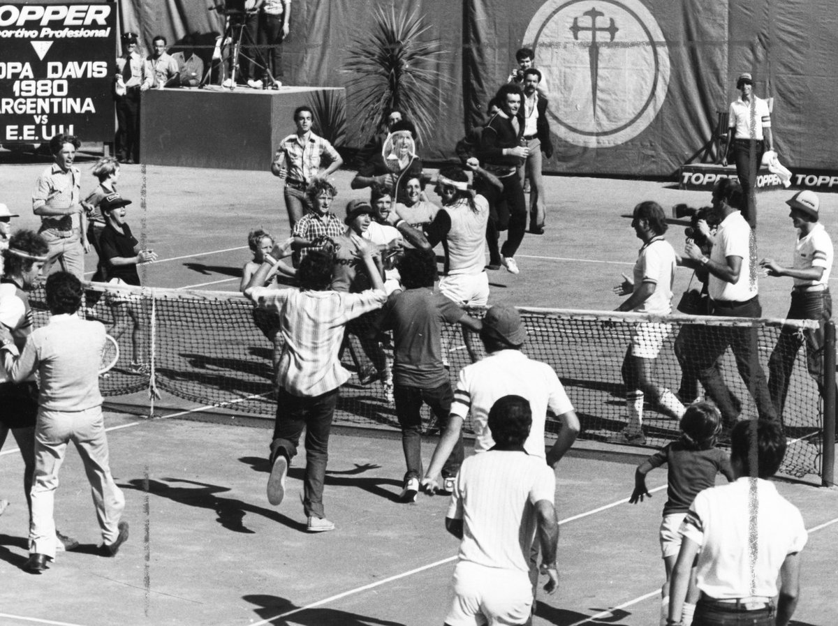 GuilleVilasOK's tweet photo. Momento sublime en la historia del tenis argentino: el triunfo de @GuilleVilasOK sobre John #McEnroe por la @CopaDavis 1980: 6-2 4-6 6-3 2-6 6-4. Fue el punto que decidió la serie en la Final Interzonas (7-9 marzo).

📷 #Crónica ✍️ @puppotenis https://t.co/OnQcikvrET