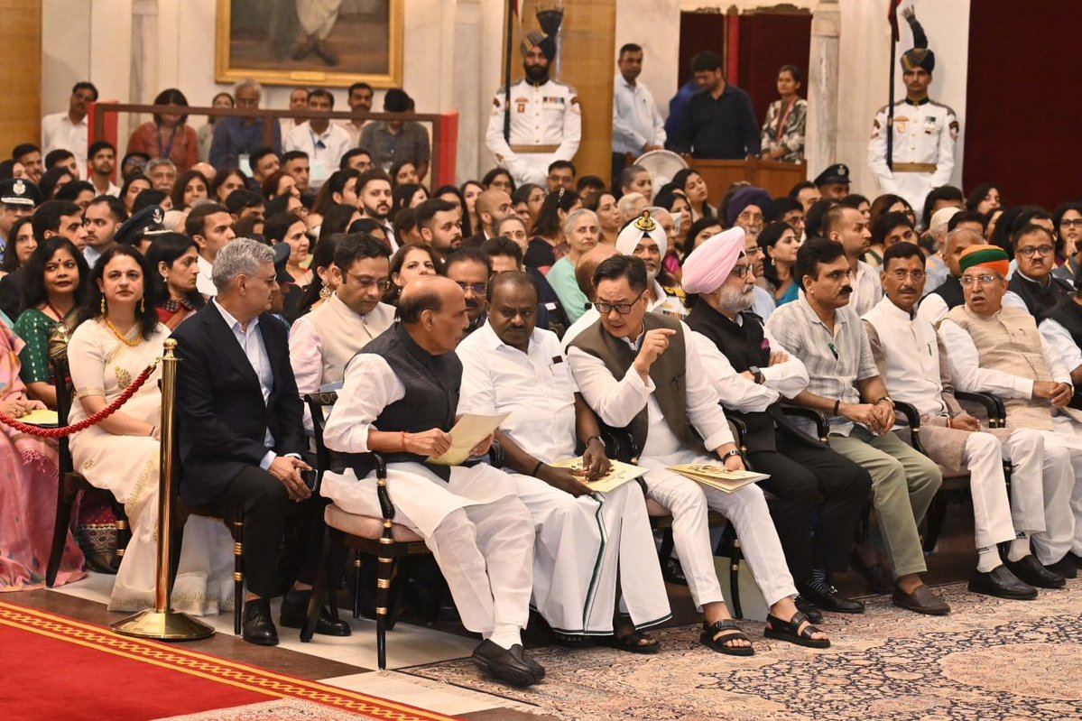 SethSanjayMP's tweet photo. राष्ट्र रक्षा के प्रति अद्वितीय समर्पण को नमन् 🇮🇳

आज रक्षा अलंकरण समारोह में माननीया राष्ट्रपति श्रीमती द्रौपदी मुर्मू जी द्वारा भारतीय सशस्त्र बलों के वीर सैन्य कर्मियों को कुल 105 रक्षा अलंकरण प्रदान किए गए। इनमें 07 सर्वोत्तम युद्ध सेवा पदक, 30 परम विशिष्ट सेवा पदक, 12 उत्तम युद्ध सेवा पदक तथा 56 अति विशिष्ट सेवा पदक शामिल हैं।
ये सम्मान राष्ट्र की सुरक्षा, अखंडता और गौरव के लिए असाधारण साहस, उत्कृष्ट नेतृत्व, अद्वितीय कर्तव्यनिष्ठा एवं निस्वार्थ सेवा का सर्वोच्च सम्मान हैं।
मातृभूमि की रक्षा के लिए समर्पित सभी वीर सैन्य कर्मियों को हार्दिक बधाई।
जय हिंद 🇮🇳

@VPIndia @rashtrapatibhvn 
@PMOIndia @SpokespersonMoD