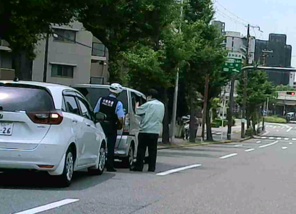 delalte's tweet photo. 警察が事故処理しているすぐそこでこの危険な追い越し、大阪府警はよっぽど舐められているのか、それともこうした行為が全然悪くないと思っているのか。 https://t.co/86bJFxdZcv