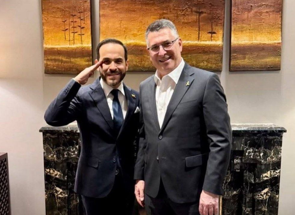 AliMax470643's tweet photo. @Osint613 Right-wing candidate Abelardo de la Esprilla @ABDELAESPRIELLA has been elected as the new president of Colombia. https://t.co/ZNdkhuvYNN