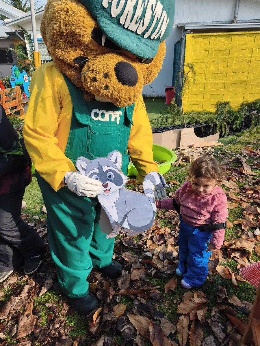 conaf_araucania's tweet photo. ❄️En el marco de la actividad "Invierno Asombroso", #CONAF participó junto a #Forestín en jornada realizada en Jardín Infantil Michelle Bachelet #NuevaImperial
Durante la actividad se promovió educación ambiental y se entregaron 62 plantas fomentando el cuidado de la  naturaleza https://t.co/8WD7t5lc6c