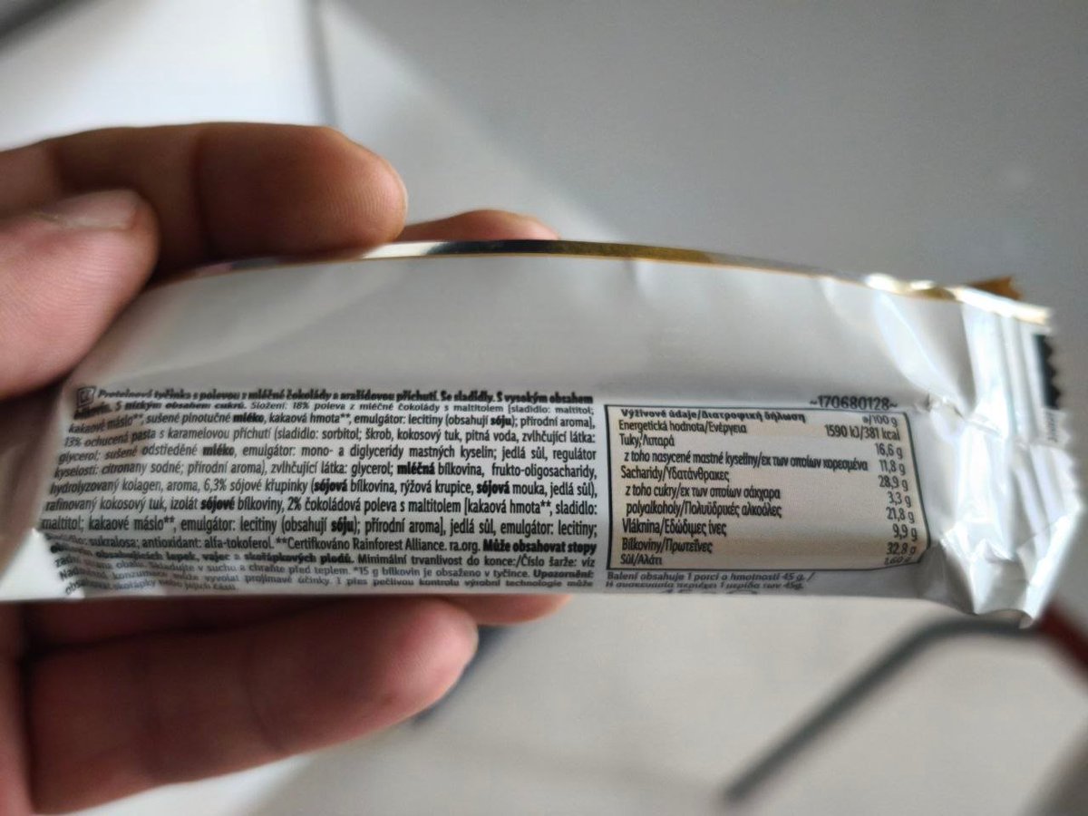 ThePipMan84's tweet photo. Новая рубрика: Продуктовое наебалово.
Или почему КБЖУ в отрыве от состава - херня из-под коня.
Вот у нас есть "протеиновый батончик" который всем своим дизайном показывает какой он полезный, не то что эти ваши сникерсы.
Ну, как говорится: "позвольте доебаться".
Смотрим КБЖУ: вроде плюс-минус легальные 171/15/7,5/13 на батончик.
Читаем состав (можете перепроверить меня переводчиком):
- Молочный белок и коллаген. Аминокислотный профиль там хер на нихера. Если вы думаете что это хоть как-то повлияет на мышцы - забудьте.
- Соевый белок. Вроде куда ни шло. Но это изолят. В котором ползы как в арахисе.
- Углеводы 28,9 на сотку и сахара из них вроде всего 3,3. Но остальные откуда тогда? Читаем состав: полиолы (они же сахарные спирты). Да, у них гликемический индекс пониже, чем у обычного сахара (~50 против 65), но это небольшая разница. А калорий вообще столько же.
- Жиры. 16,6 на сотку, что легитимно. Но насыщенных  из них 11,8. А это много. И на пару с сахарными спиртами это гарантированно уедет "в склад".
То есть перед нами не "фитнес продукт" и даже близко не ЗОЖ. Это 3/4 Сникерса, состоящий из дешёвой синтетики.
Вишенкой на торте - лёгкий слабительный эффект. Может, и не просрётесь, но пропердитесь знатно.

Читайте составы, используйте цельные продукты (это у которых состав не пишут) и желательно готовьте сами.