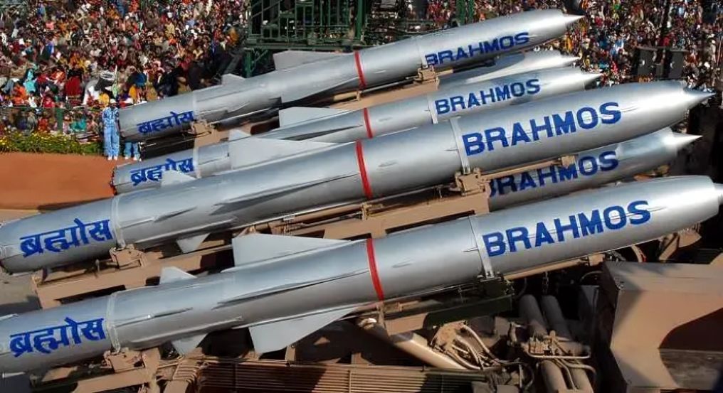 IndianTechGuide's tweet photo. 🚨 Breaking News: India is in talks to sell supersonic BrahMos missiles to UAE.

(Reuters) https://t.co/CWfiJEgFH3