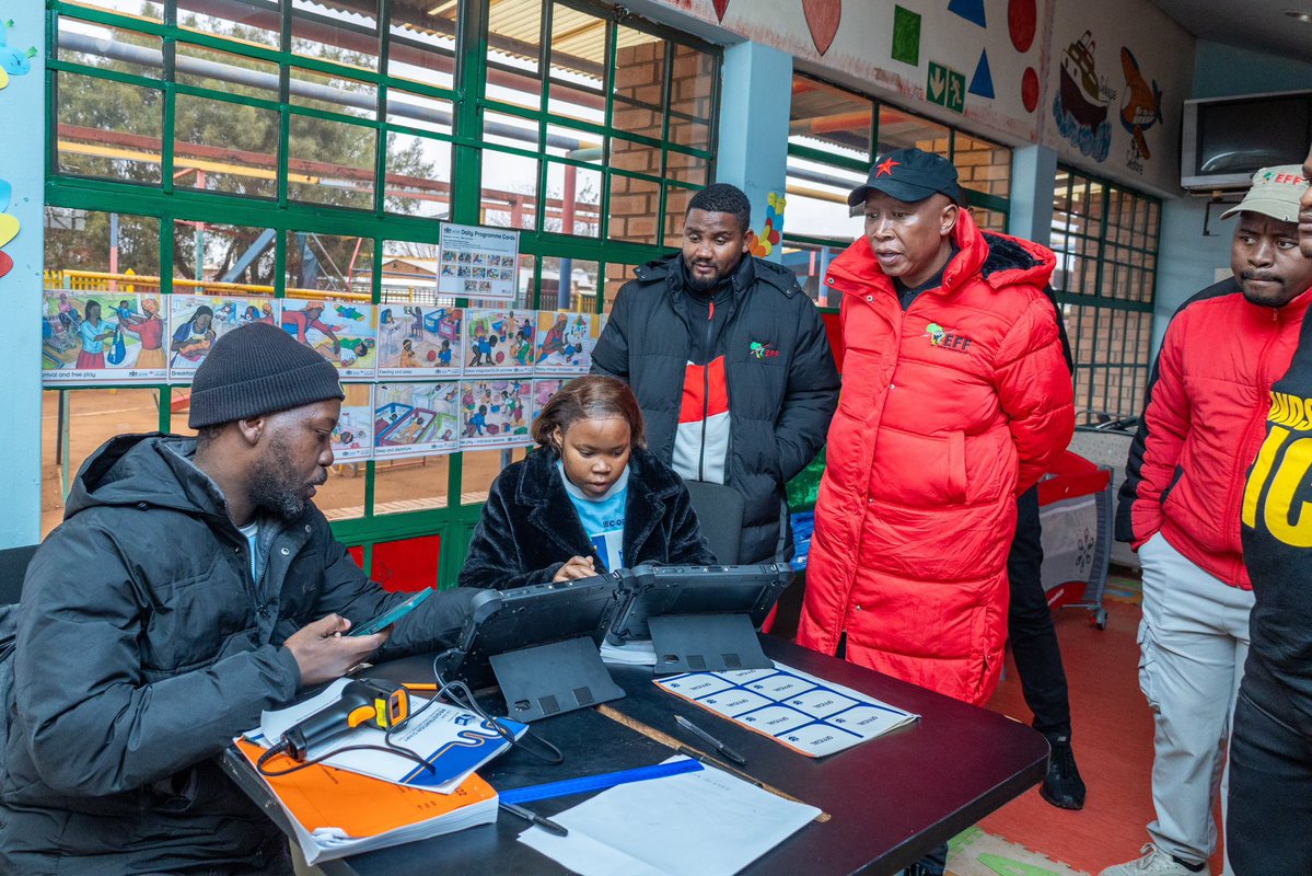 ZizinjaAbelungu's tweet photo. The IEC announced that 2.9 million people registered during the voter registration weekend, a significant increase from the 1.7 million registrations recorded in 2021. As a result, the total number of registered voters now stands at 28.8 million.

Thank you EFF for championing this drive 🙌🏾🙌🏾❤️🖤💚