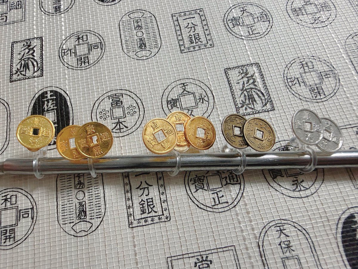 tychooo00's tweet photo. 取り急ぎ当日のぬい小物頒布物になります！
銭おててパーツは金3枚、金2枚、金1枚、銀2枚、汚れ銭2枚の5種、1個ずつ箱詰めして頒布です。
猫手パーツは5色、両手(2個)1セットの頒布です。

週末にほわぬ着画アップします〜

#雨どいきり3_頒布物 https://t.co/r0wSoEB7hF