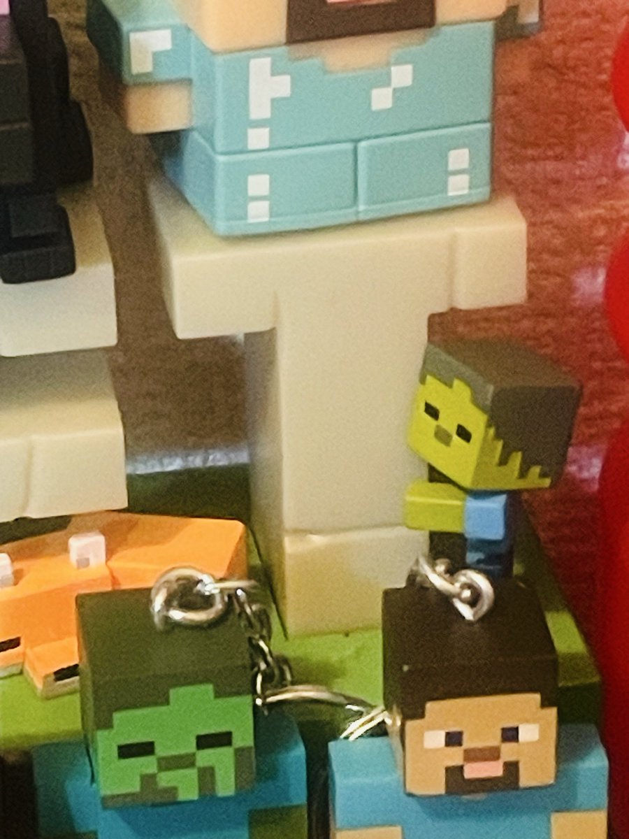memesan333's tweet photo. 我が家の玄関なんだけどマイクラグッズ潤ってき��嬉しい〜🫶💖
スティーブ引きすぎて誰か違うのと交換してwww

一番のお気に入りはしがみついてる子ゾンビ🫶💖

 #マイクラ  #Minecraft  #マイクラグッズ https://t.co/yAWIpdnuhP