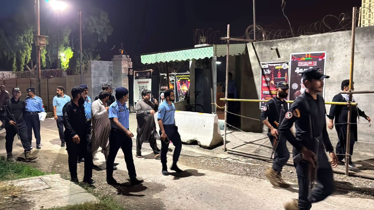 tmna89829's tweet photo. Senior officers on the ground, ensuring every security arrangement is in place. SSP Operations Qazi Ali Raza personally monitored security measures during Majalis. 👏
#CapitalPeacePulse #WeRIslamabadPolice #Islamabad #ICTP https://t.co/2sudIZjvYn