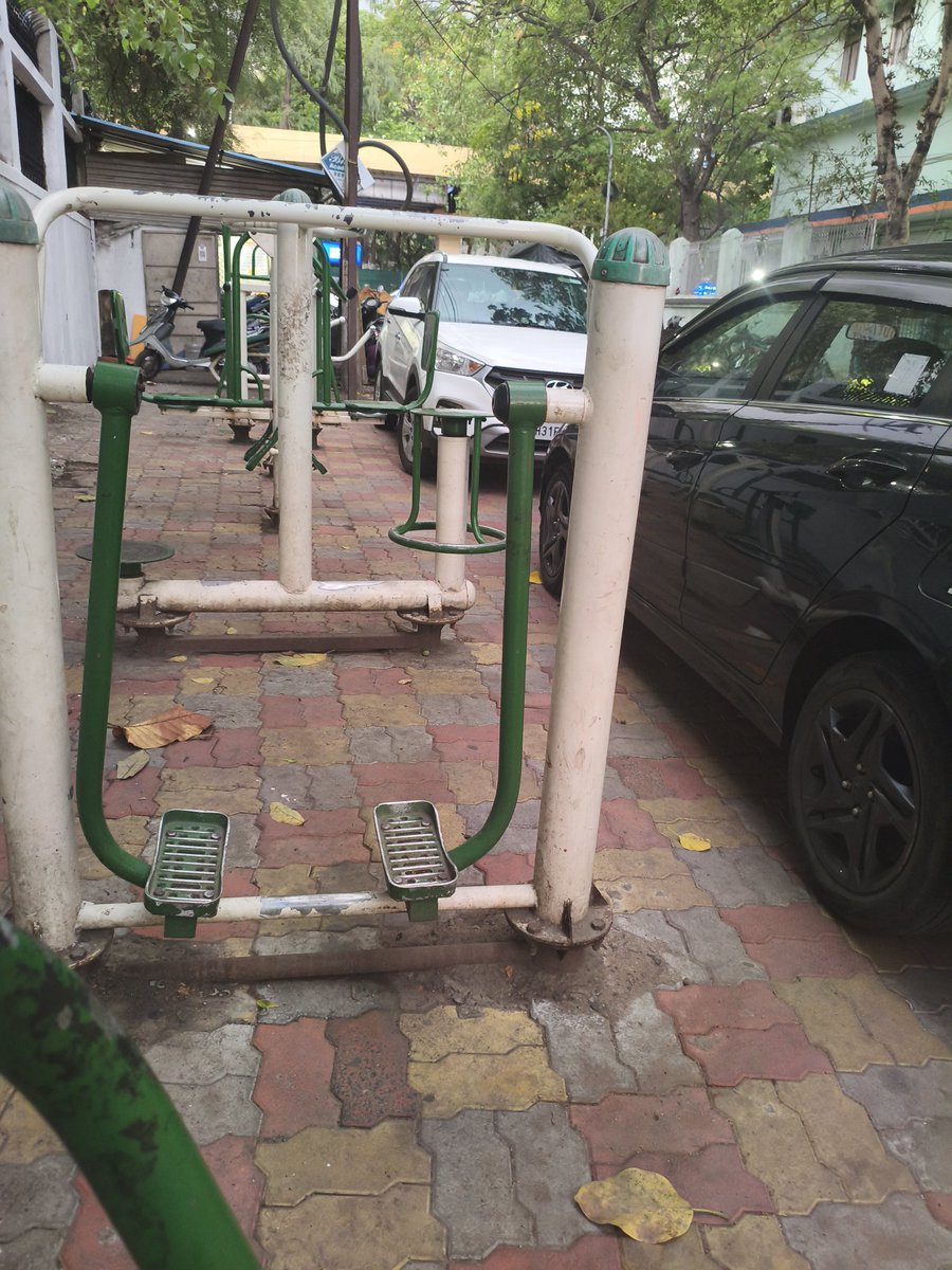 JAGTAPKP's tweet photo. Open Gym ❌ Open Parking ✅
@ngpnmc FYI
Nobody Use this.. @mohan nagar, Nagpur 
#social_sence https://t.co/Ev6kwKRuGo