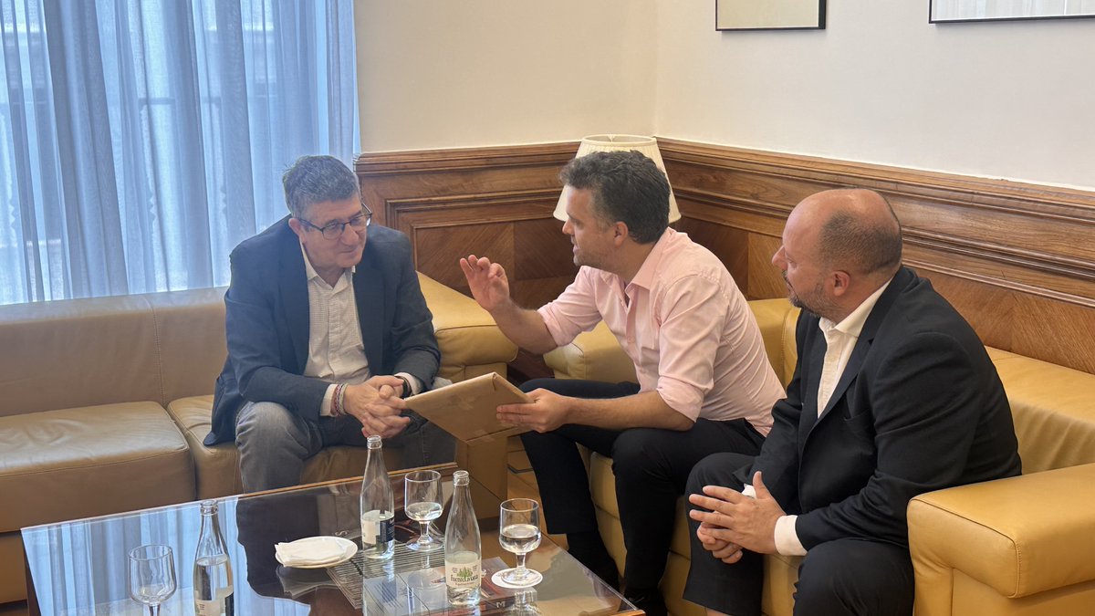 patxilopez's tweet photo. Hoy me he reunido con @oribepa, Secretario General del @Socialistas90, para seguir uniendo lazos con los socialistas de todo el mundo. 🌍

El socialismo no entiende de fronteras: frente a los desafíos globales, nuestra respuesta siempre es más justicia social, más derechos y más democracia.

¡Un placer, compañero! 🌹