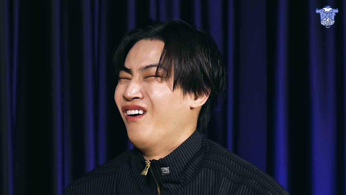 OT7Ahga's tweet photo. JAY B: “I’m not really sure if I can make a funny face, but I’ll try my best to make it as funny as possible. I’m a bit worried, though, because no matter what, I’ll probably still look handsome”

And then memebeom strikes 🤣💚

#LaybackUnderJAYBsTREE #JAYB #TREE #JAYB_TREE @defjaybkr @528hzkr 🍓