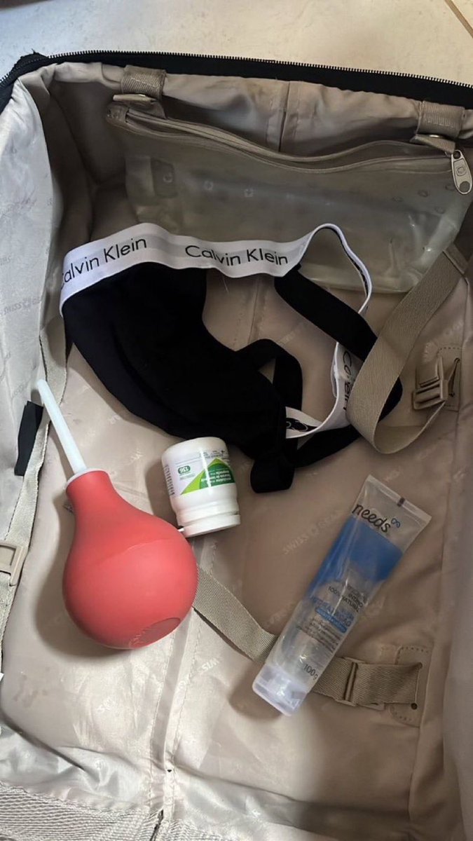 itsfrandecoeur's tweet photo. j’ai fini ma valise pour mon gig à Marseille https://t.co/hMDDPzXzWK