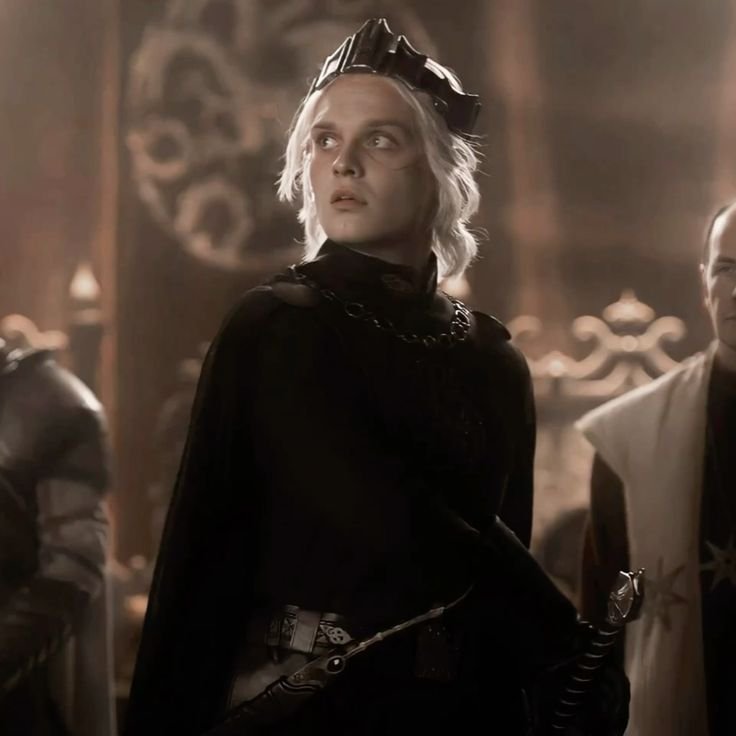 l2s3c's tweet photo. Aegon sells the conqueror's crown to me. Why is Rhaenyra's act given to Aegon?! And after that, people say there's no favoritism towards the black team in the show. #HouseOfTheDragon https://t.co/H7iXyEYpSW