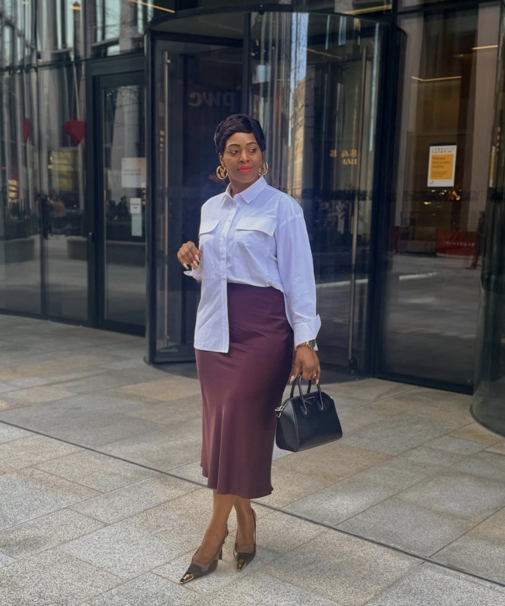 jeniphancube's tweet photo. You're not just a woman, you're a queen. Carry yourself with power, move with purpose, and never shrink your crown for anyone. 👑

#HappyNewWeek https://t.co/6UEP611zAz