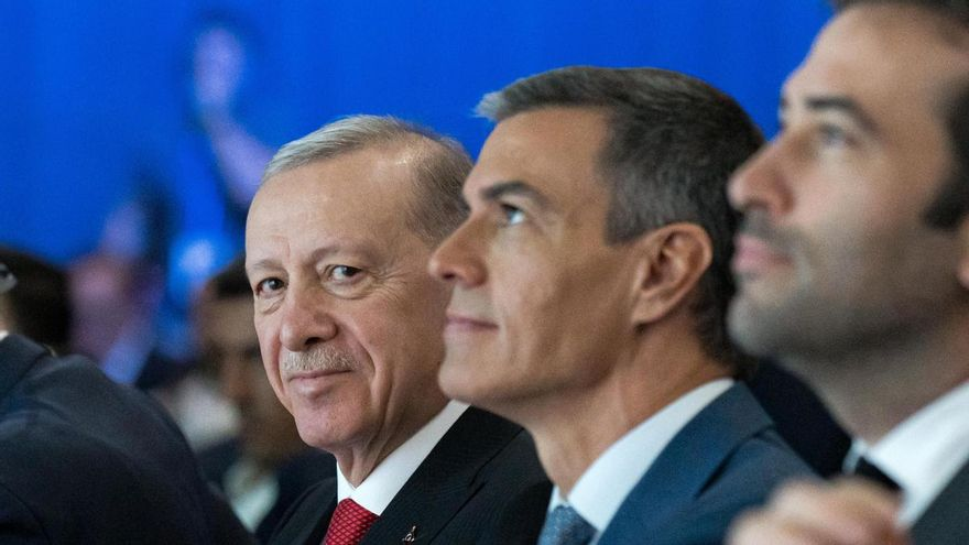 ACOM_es's tweet photo. Turquía goza de la protección de la OTAN mientras respalda a los Hermanos Musulmanes, alberga terroristas de Hamás y perjudica los intereses estadounidenses. Estados Unidos interceptó varios misiles iraníes lanzados contra Turquía, mientras que Ankara fortalece a los grupos terroristas proxies de Irán. Erdoğan es un islamista de doble cara en el que no se puede confiar. 
El hecho de que sea un socio prioritario de Pedro Sánchez ya da pistas sobre la catadura moral de ambos.