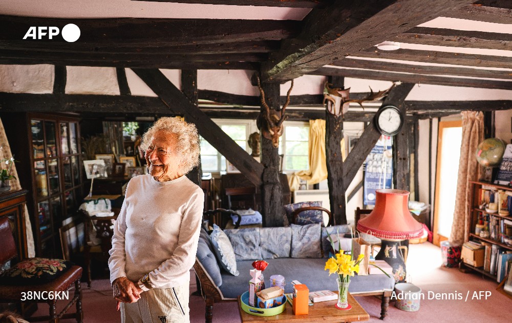 Julestelles's tweet photo. La británica Dorothea Barron recuerda su inmenso alivio en mayo de 1945. «Gracias a Dios», la Segunda Guerra Mundial había terminado, relata esta veterana de la Marina, que contribuyó al desembarco de Normandía y que con 100 años es profesora de yoga #AFP https://t.co/eeC1KfXjw2 https://t.co/W4Lm0N1AYd