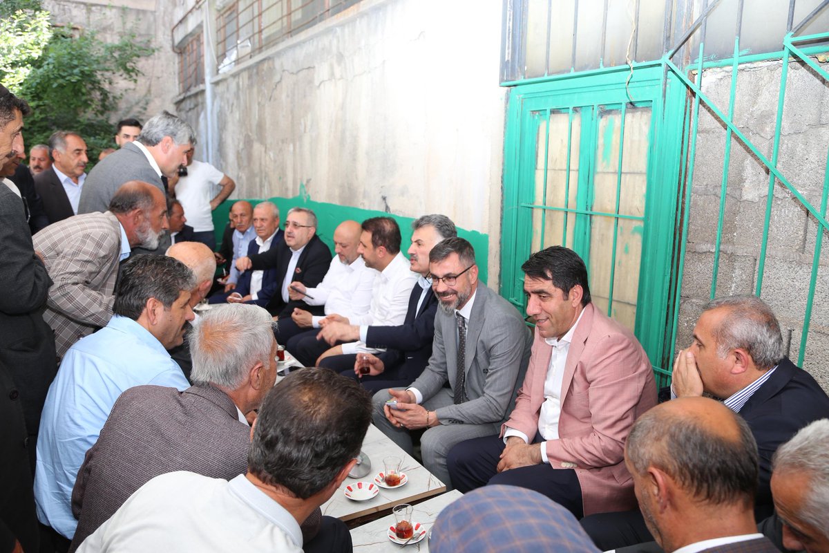 Ntanglay's tweet photo. Milletvekilimiz Sayın @T_Bedirhanoglu, İl Başkanımız Sayın @EnginGunceoglu ve parti teşkilatımızla birlikte Güroymak ilçemizde vatandaşlarımızla bir araya gelerek hasbihal ettik. 

Türkiye Yüzyılı hedefleri doğrultusunda azim ve gayretle halkımız için çalışmaya devam edeceğiz. https://t.co/sM7YrTqsfh