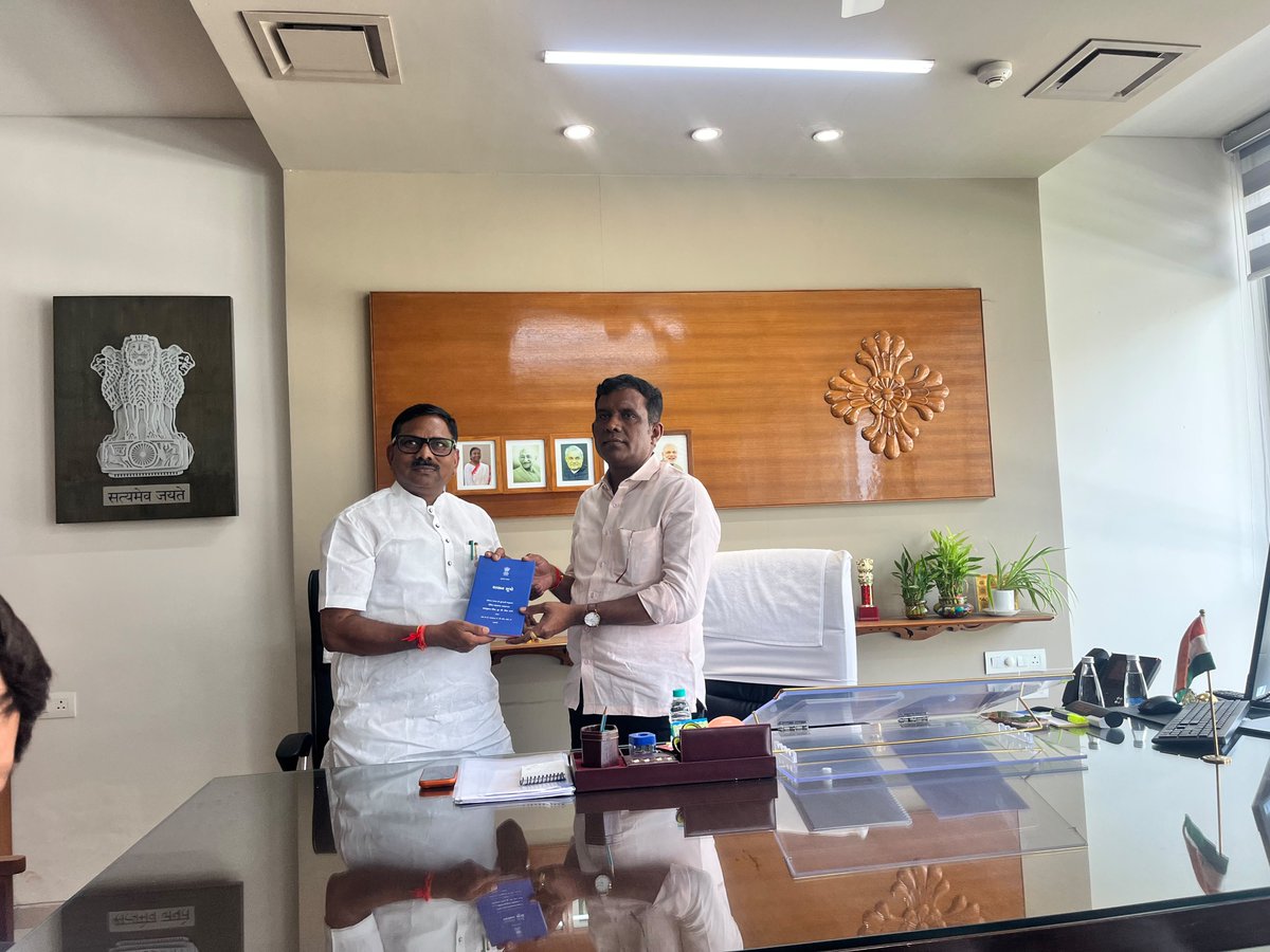 prabhunvasava's tweet photo. ગાંધીનગર સચિવાલય ખાતે ગુજરાત સરકારનાં માનનીય રાજ્યકક્ષાનાં મંત્રીશ્રી ડૉ. @DrJayramGamit_ ભાઈની સૌજન્ય મુલાકાત કરી. આ અવસરે તેમણે મને ‘શાસન સૂત્રો’ પુસ્તક ભેટ સ્વરૂપે અર્પણ કર્યું, જેનો સહર્ષ સ્વીકાર કર્યો. https://t.co/2jgH2sQbnV