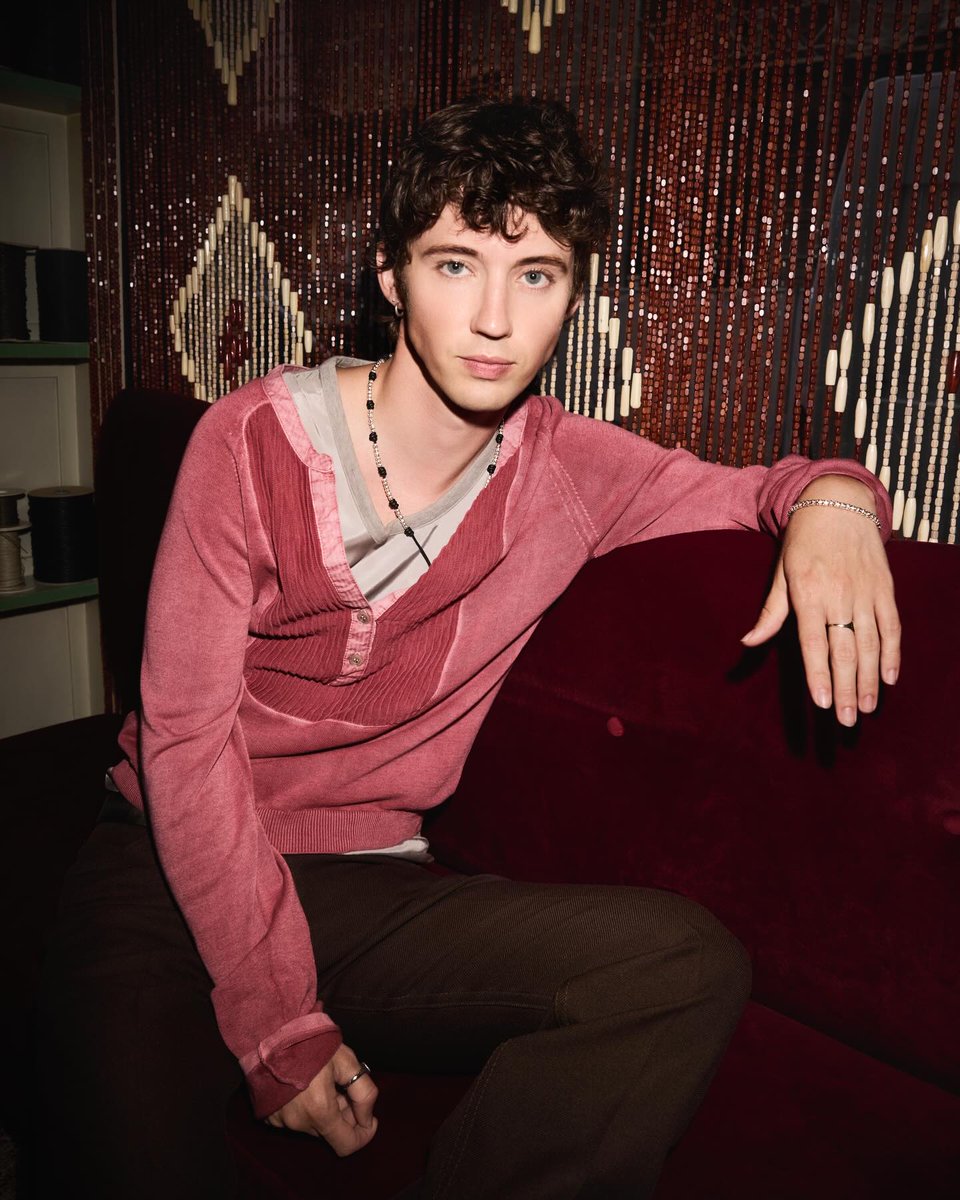 bluebloom97's tweet photo. troye sivan took his perfect hair to milan fashion week and won 📷 dodo jewels https://t.co/O16OWo15Bv