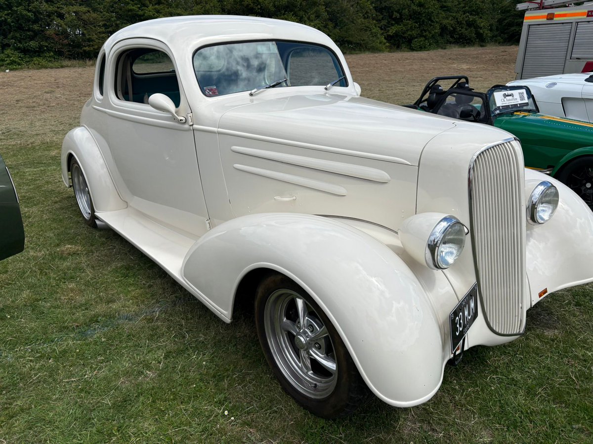 DTMoviePodcast's tweet photo. James saw this car on his travels over the weekend, which we believe to be a 1936 Chevrolet 5-Window Coupe (according to Google!). 

In the movie Dick Tracy, Big Boy drives a red 1939 Chevrolet Master Deluxe Sports Sedan...

#DickTracy #TalkingDick
#TheDickTracyMoviePodcast https://t.co/fFCjyptRcN